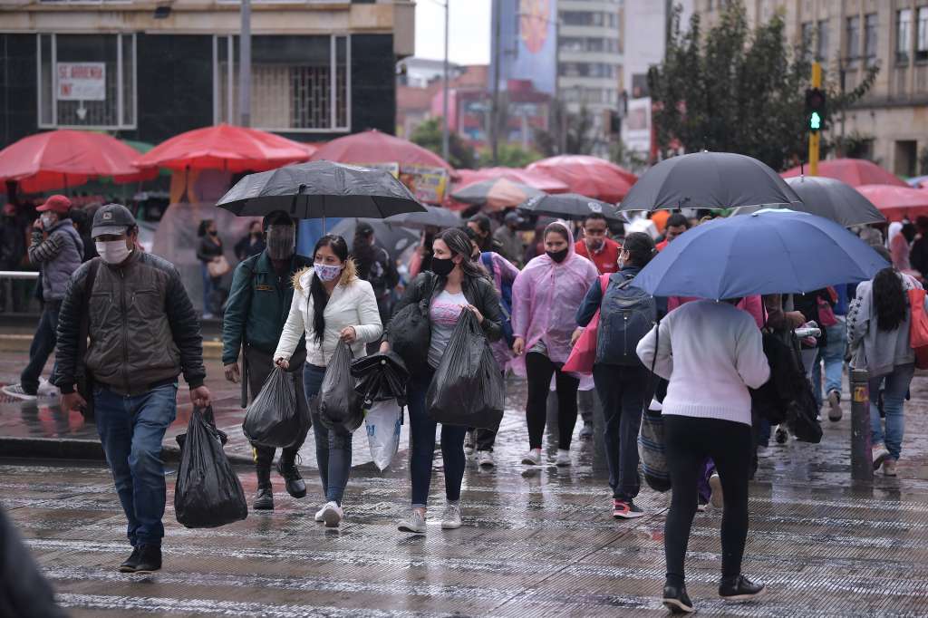 Locales comerciales y ventas ambulantes en San Victorino, creando aglomeraciones durante la pandemia provocada por el Covid-19.