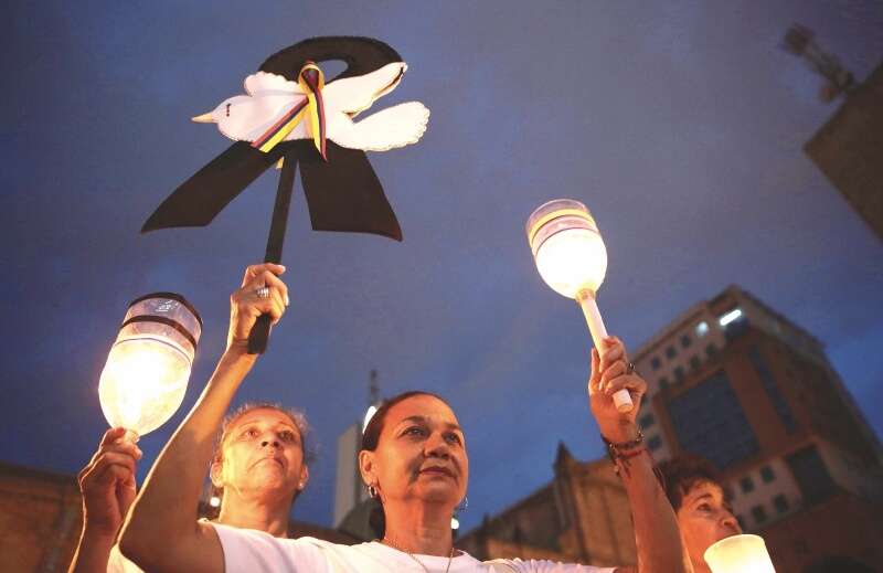 Reciente marcha en rechazo al asesinato de líderes sociales en Cali, capital del Valle del Cauca, convocada por el movimiento “Defendamos la paz”. / EFE