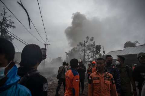 Evacuaciones en Indonesia por la erupción del Monte Semeru, en imágenes