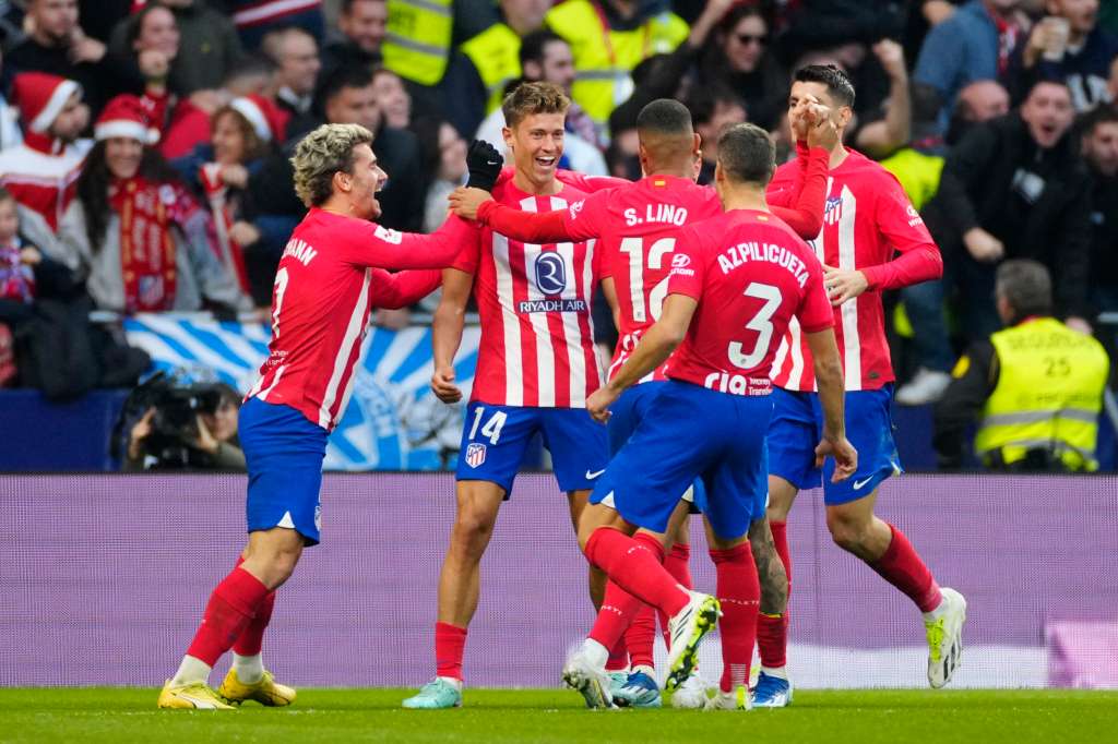 MADRID 23/12/2023.- Marcos Llorente (2i) centrocampista del Atlético de Madrid celebra su gol, primero de su equipo durante el partido de LaLiga que enfreta este sábado al Atlético de Madrid y al Sevilla FC en el Cívitas Metropolitano. EFE/ Borja Sanchez-trillo