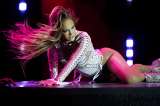 Jennifer López sufrió percance en pleno concierto. ‘Estoy aquí en ropa interior’