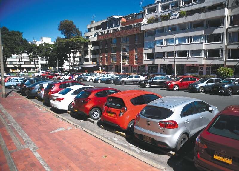 La iniciativa busca que haya vía libre al parqueo en varias vías y bahías dentro de un horario determinado, que será explícito mediante señales de tránsito. /Gustavo Torrijos - El Espectador
