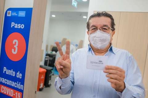 Ministro de Salud recibió su primera dosis de vacuna contra COVID-19
