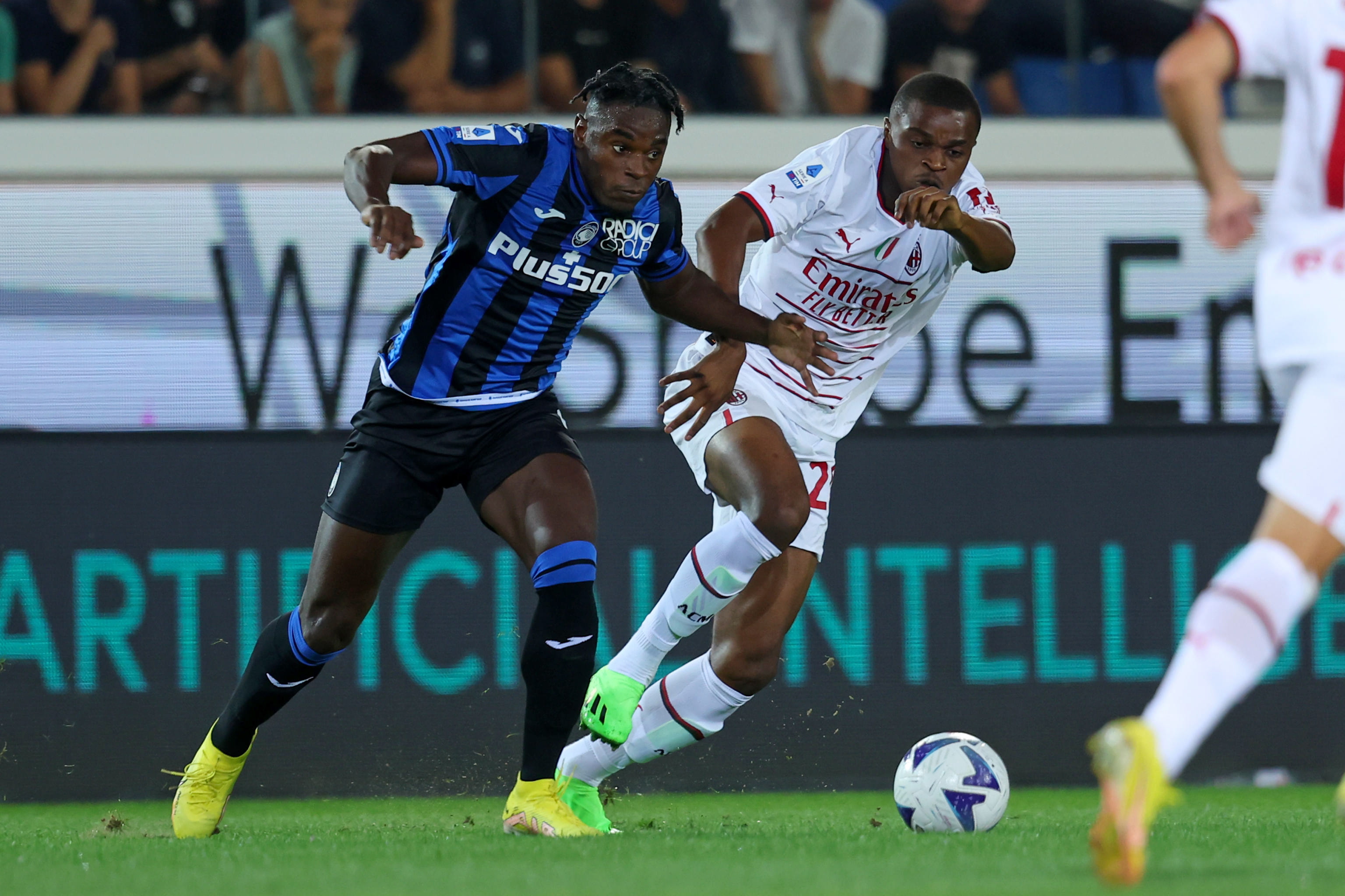 Bergamo (Italy), 21/08/2022.- Atalanta's Duvan Zapata and Milan'Äôs Pierre Kalulu in action during the Italian Serie A soccer match Atalanta BC vs AC Milan at the Gewiss Stadium in Bergamo, Italy, 21 August 2022. (Italia) EFE/EPA/PAOLO MAGNI