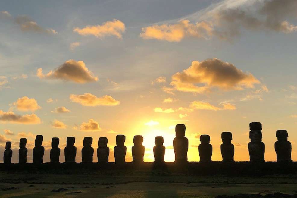 Amanecer en Tongariki en la Isla de Pascua.