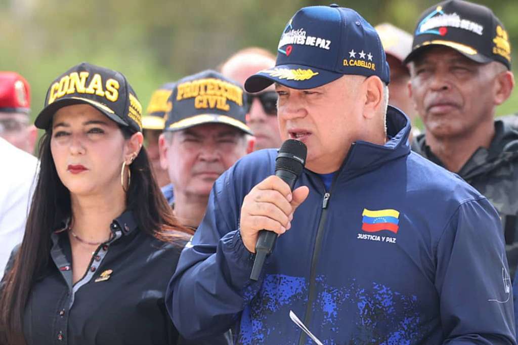AME989. ARAGUA (VENEZUELA), 29/12/2025.- Fotografía cedida por el Ministerio de Interior, Justicia y Paz de Venezuela que muestra al ministro del Interior, Justicia y Paz, Diosdado Cabello, hablando durante una actividad de gobierno este lunes, en Aragua (Venezuela).Cabello dijo que Estados Unidos no le amargará el Año Nuevo a los venezolanos, en medio del despliegue militar estadounidense en el Caribe para supuestamente combatir el narcotráfico y que Caracas denuncia como una amenaza que busca un cambio de Gobierno. EFE/ Ministerio de Interior, Justicia y Paz de Venezuela /SOLO USO EDITORIAL/NO VENTAS/SOLO DISPONIBLE PARA ILUSTRAR LA NOTICIA QUE ACOMPAÑA (CRÉDITO OBLIGATORIO)