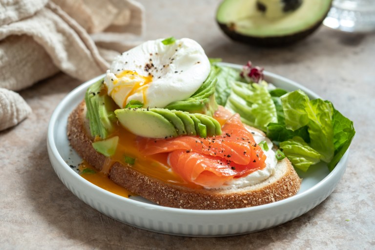 Receta: así se preparan las tostadas con salmón y huevo