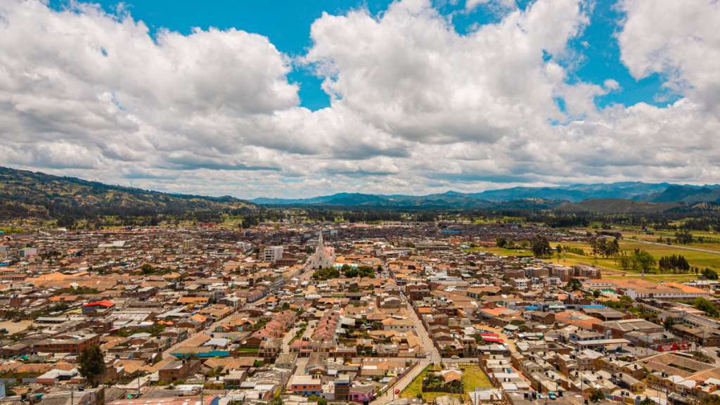 Además de poner a prueba tus capacidades físicas, participar te permitirá explorar municipios como Cota, Fusagasugá, Girardot, La Mesa o Chía —con su cultura, paisajes y hospitalidad. Los premios monetarios o simbólicos suman atractivo competitivo, pero la verdadera recompensa es el recorrido, la experiencia colectiva y el paisaje de Cundinamarca.