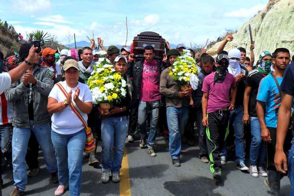 En Aguas Claras, una de las zonas de las protestas en el Catatumbo, fueron recibidos los ataúdes con los cuerpos de los dos manifestantes muertos, al parecer por dos disparos del Ejército para prevenir que se tomaran el aeropuerto de Ocaña. / Prensa Movice