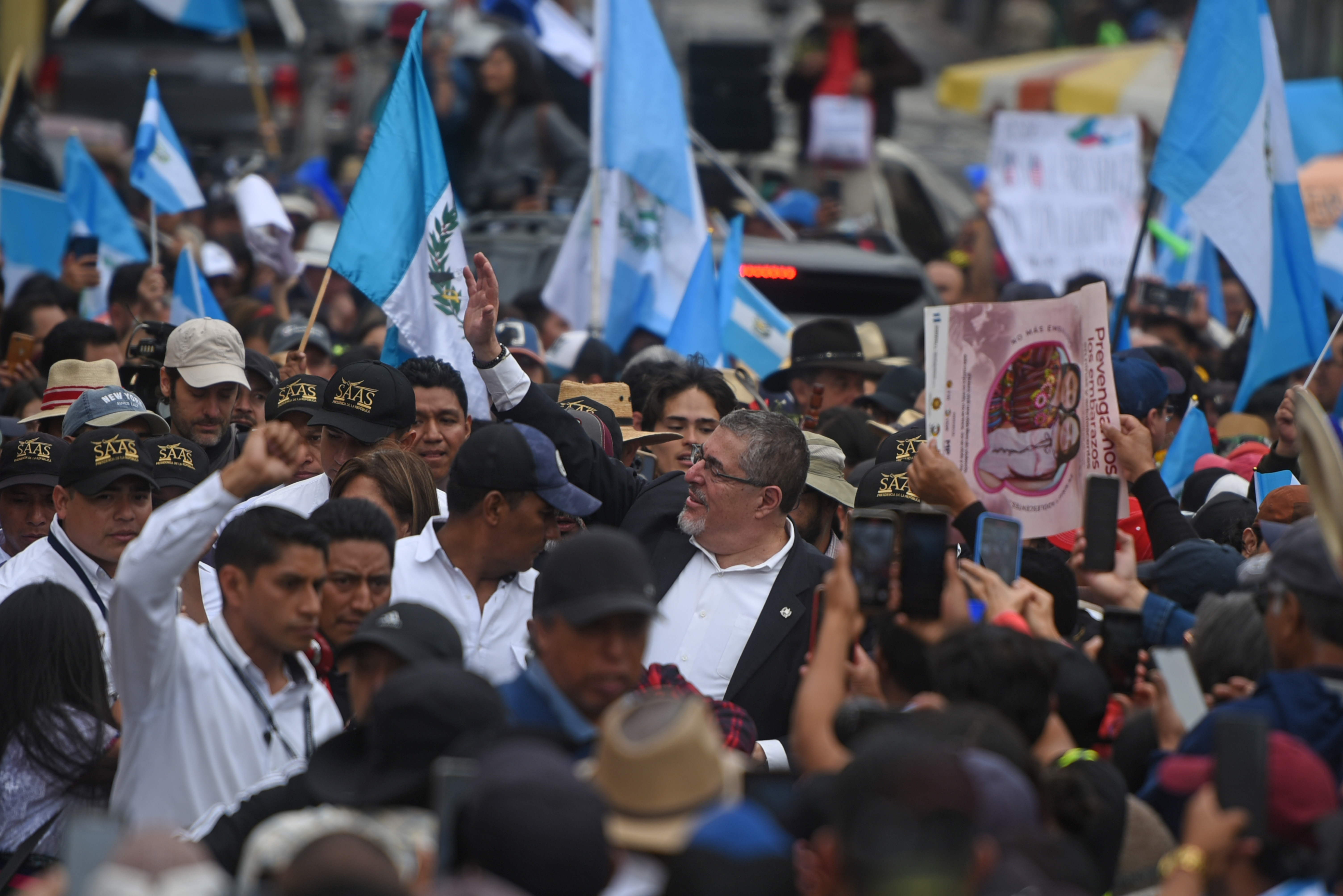 AME2620. CIUDAD DE GUATEMALA (GUATEMALA), 07/12/2023.- El presidente electo de Guatemala, Bernardo Arévalo de León (c), encabeza una marcha junto a simpatizantes y dirigentes políticos e indígenas hoy, en Ciudad de Guatemala (Guatemala). Arévalo de León lideró este jueves una marcha junto a indígenas, políticos de diferentes partidos y organizaciones civiles para exigir el respeto a los resultados electorales de este año ante la intención del Ministerio Público (Fiscalía) de revertirlos, como se ha denunciado nacional e internacionalmente. EFE/ Edwin Bercián
