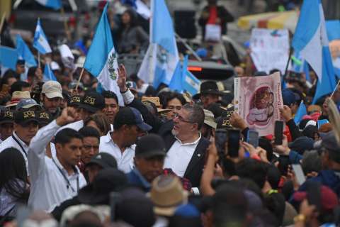 Guatemala: Bernardo Arévalo encabezó la protesta contra la persecución judicial
