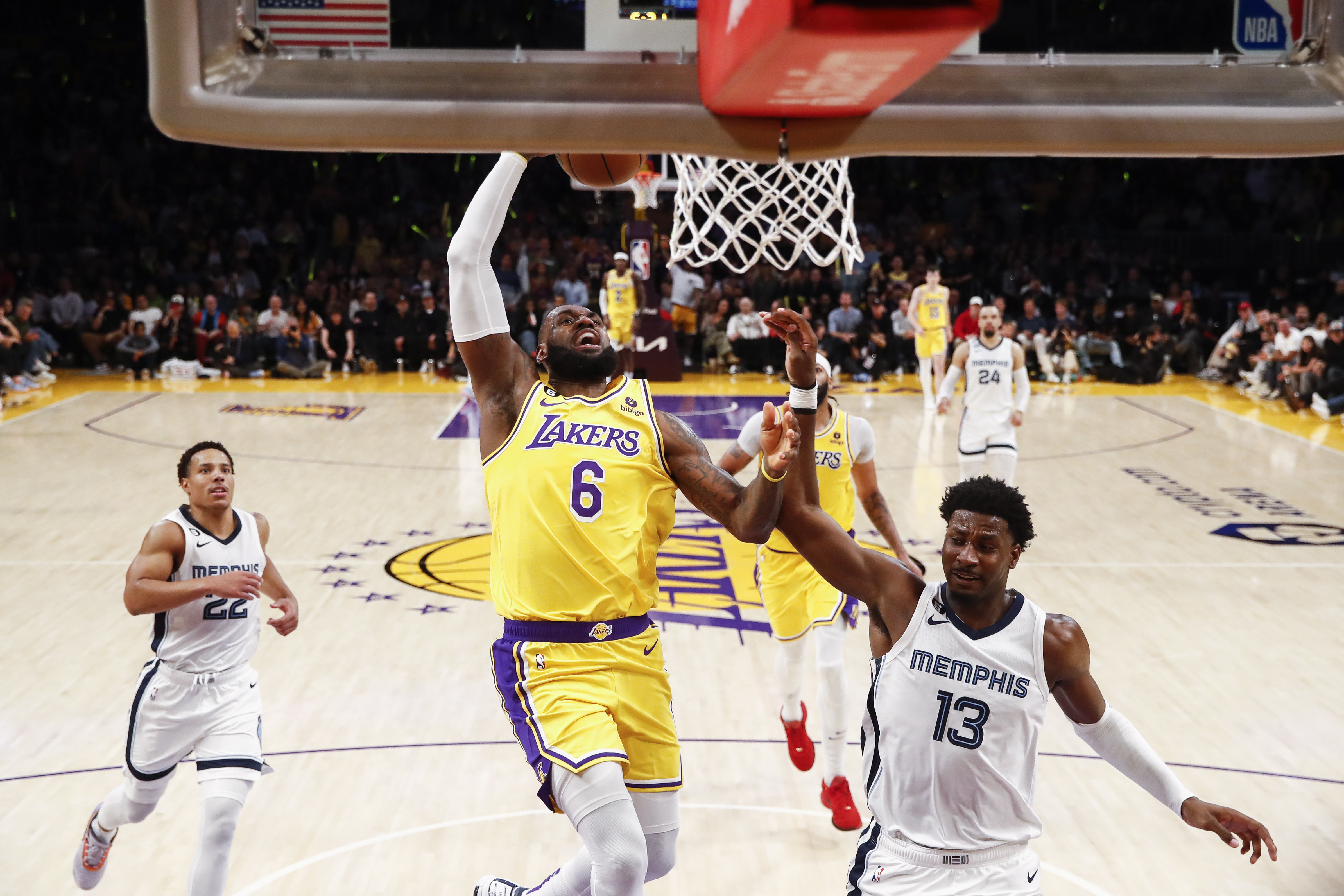 Los Angeles (United States), 29/04/2023.- Los Angeles Lakers forward LeBron James (C) drives to the basket with the ball while being guarded by Memphis Grizzlies forward Jaren Jackson Jr. (R) during the second half of game 6 of the NBA Western Conference first round playoff series between the Memphis Grizzlies and the Los Angeles Lakers at Crypto.com Arena in Los Angeles, California, USA, 28 April 2023. (Baloncesto, Estados Unidos) EFE/EPA/CAROLINE BREHMAN SHUTTERSTOCK OUT