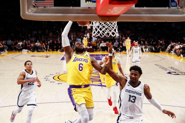 Los Lakers siguen adelante y los Warriors sufren en la NBA