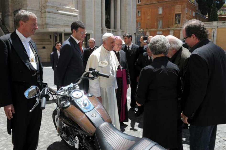 El sumo pontíficejunto a una moto HarleyDavidson Dyna Super Glide en la Ciudad del Vaticano