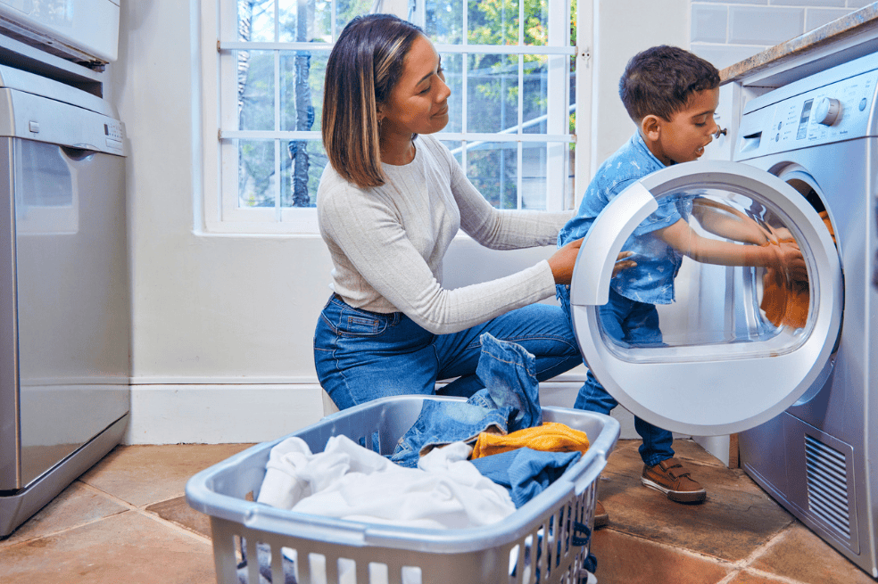 Hacer parte de los quehaceres del hogar no solo hará que tus hijos te ayuden a bajar la carga de los pendientes, sino que los hará más exitosos en el futuro.