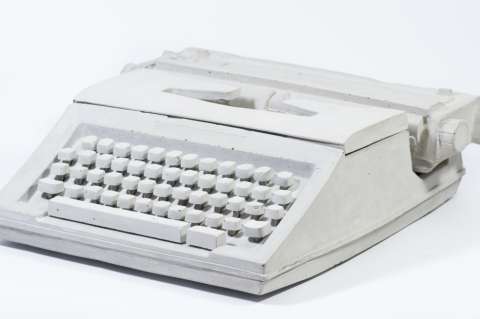 La imagen desnuda de una máquina de escribir