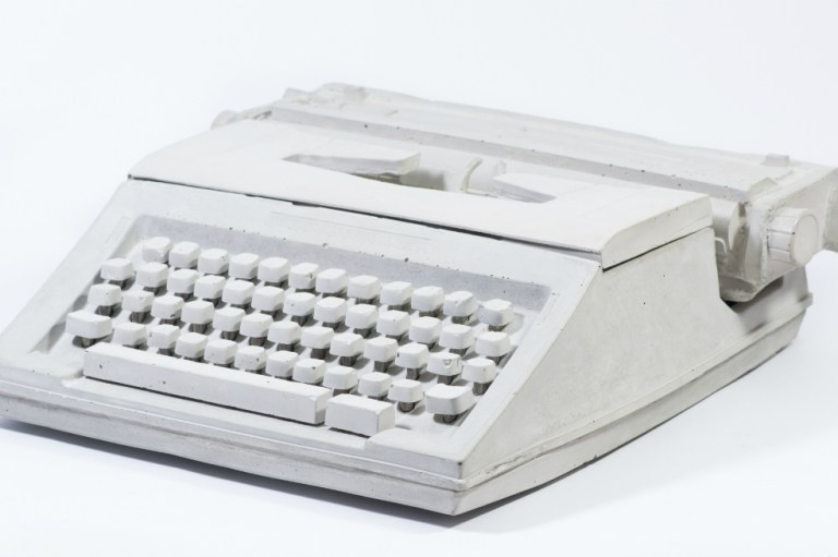 La imagen desnuda de una máquina de escribir