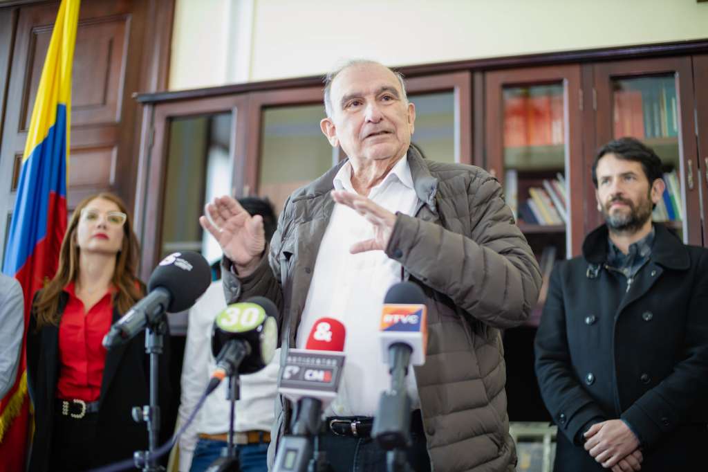 El autor del proyecto, Humberto de la Calle, radicó la iniciativa junto a otros congresistas como Ariel Ávila, Jennifer Pedraza, Julia Miranda, Catherine Juvinao, Duvalier Sánchez y Daniel Carvalho.