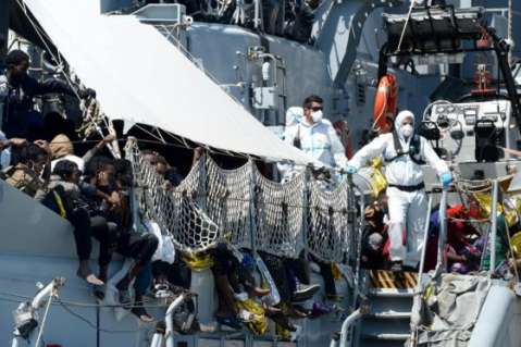 Unión Europea triplicará fondos para rescatar inmigrantes en Mediterráneo