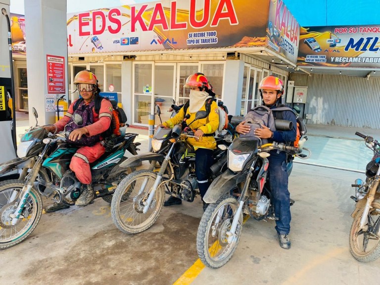 Como los camiones de bomberos no pueden acceder a muchos de los puntos de las conflagraciones, los bomberos y voluntarios deben desplazarse en sus motocicletas personales para atender los incendios.