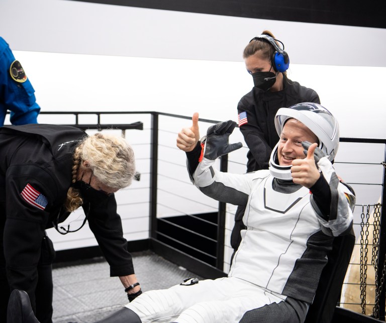 Tras seis meses en el espacio, aterrizan cuatro astronautas en una cápsula de SpaceX