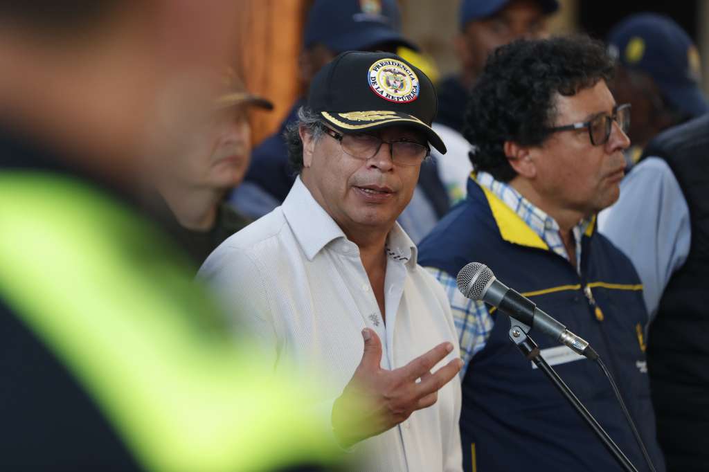 AME6024. ROSAS (COLOMBIA), 12/01/2023.- El presidente de Colombia Gustavo Petro habla hoy, durante un encuentro con ciudadanos del municipio de Rosas, Cauca (Colombia). Un derrumbe arrasó este lunes con viviendas de varias veredas (aldeas) del departamento del Cauca zona afectando a unas 920 personas, mientras que la Vía Panamericana, principal carretera del suroeste del país, sigue cerrada. EFE/ Ernesto Guzmán