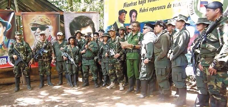 “Iván Márquez” junto a un grupo de 17 disidentes de las Farc en el video difundido ayer, donde anunció el regreso a las armas. / EFE