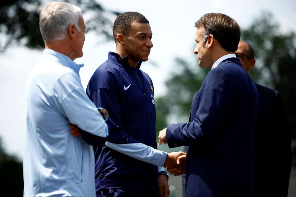 Clairefontaine-en-yvelines (France), 03/06/2024.- French President Emmanuel Macron (R) shakes hands with French soccer player Kylian Mbappe (C) next to French national football team head coach Didier Deschamps (L), as he arrives for a lunch at their training camp ahead of the UEFA Euro 2024, in Clairefontaine-en-Yvelines, France, 03 June 2024. (Francia) EFE/EPA/SARAH MEYSSONNIER / POOL MAXPPP OUT