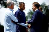 Mbappé le confesó a Macron que el anuncio de su fichaje se dará este lunes: video