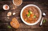 Llenas de sabor y tradición: lentejas con hogao y salchicha