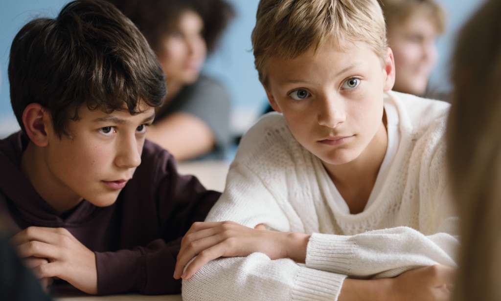 "Close" es una película que enternece, pero que también punza y cuestiona la cohibición social sobre las emociones y sentimientos de los hombres en ese tránsito entre la niñez y la adolescencia.