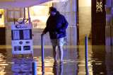 Inundaciones tras lluvias fuertes en Lisboa, Portugal, dejan una persona muerta