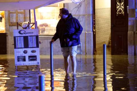 Inundaciones tras lluvias fuertes en Lisboa, Portugal, dejan una persona muerta