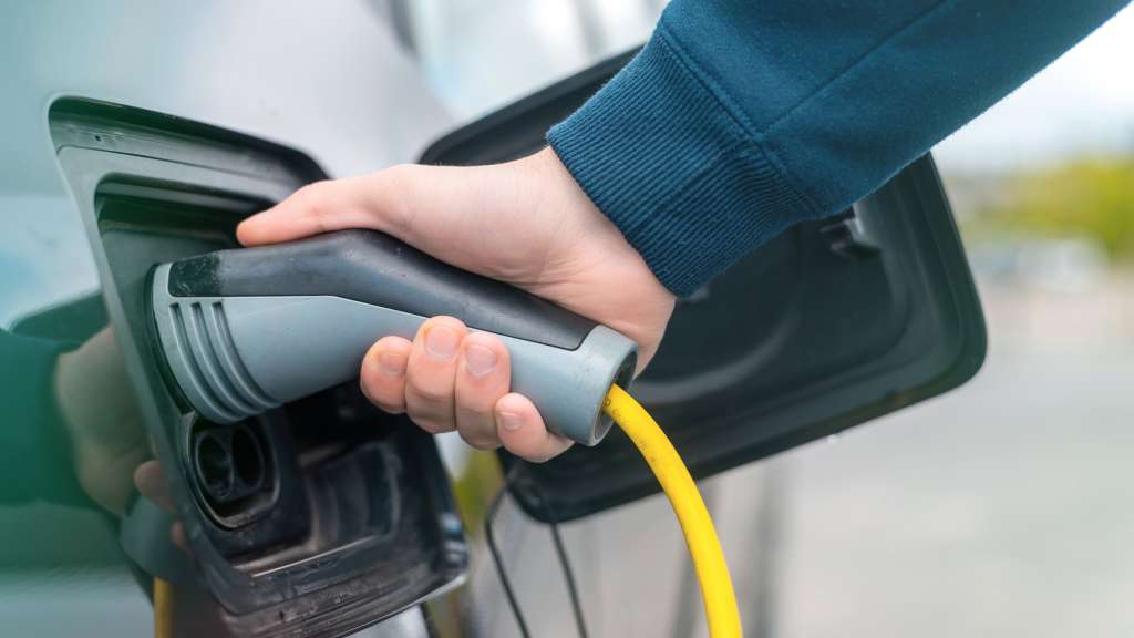 Nueva estación de carga rápida para carros eléctricos ya opera en centro comercial de Bogotá