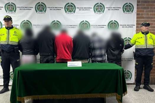 Cinco menores, de entre 14 y 17 años, fueron capturados tras intentar robar un vehículo en el barrio Bellavista, en la localidad de San Cristóbal. Durante el operativo, una sexta persona, mayor de edad, fue capturada.