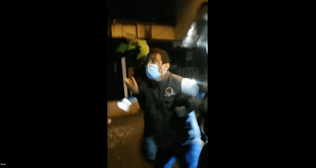 Momento de la detención del miembro de la organización Equipo Jurídico Pueblos. Captura de pantalla.