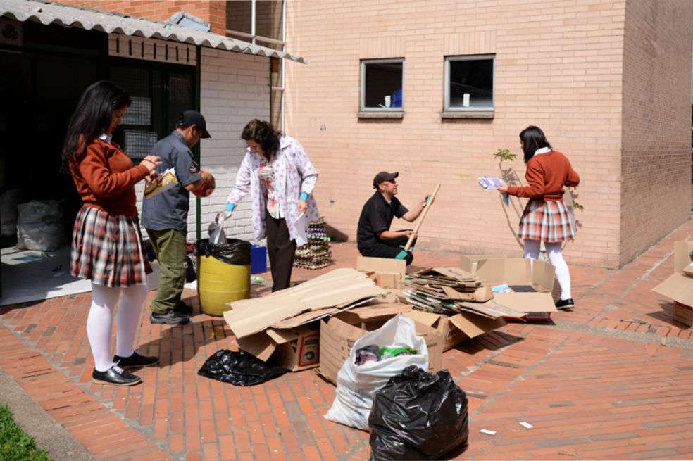 El proyecto incluye actividades de recuperación de la ronda del río, reciclaje y trabajo con los habitantes de calle que trabajan en su rehabilitación. / Juan Pablo Duarte - Secretaría de Educación