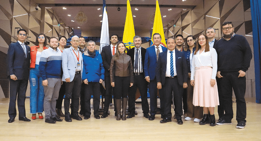David González, Fernando Soler Jr. y Fernando Arturo Soler López, en compañía del cuerpo docente.