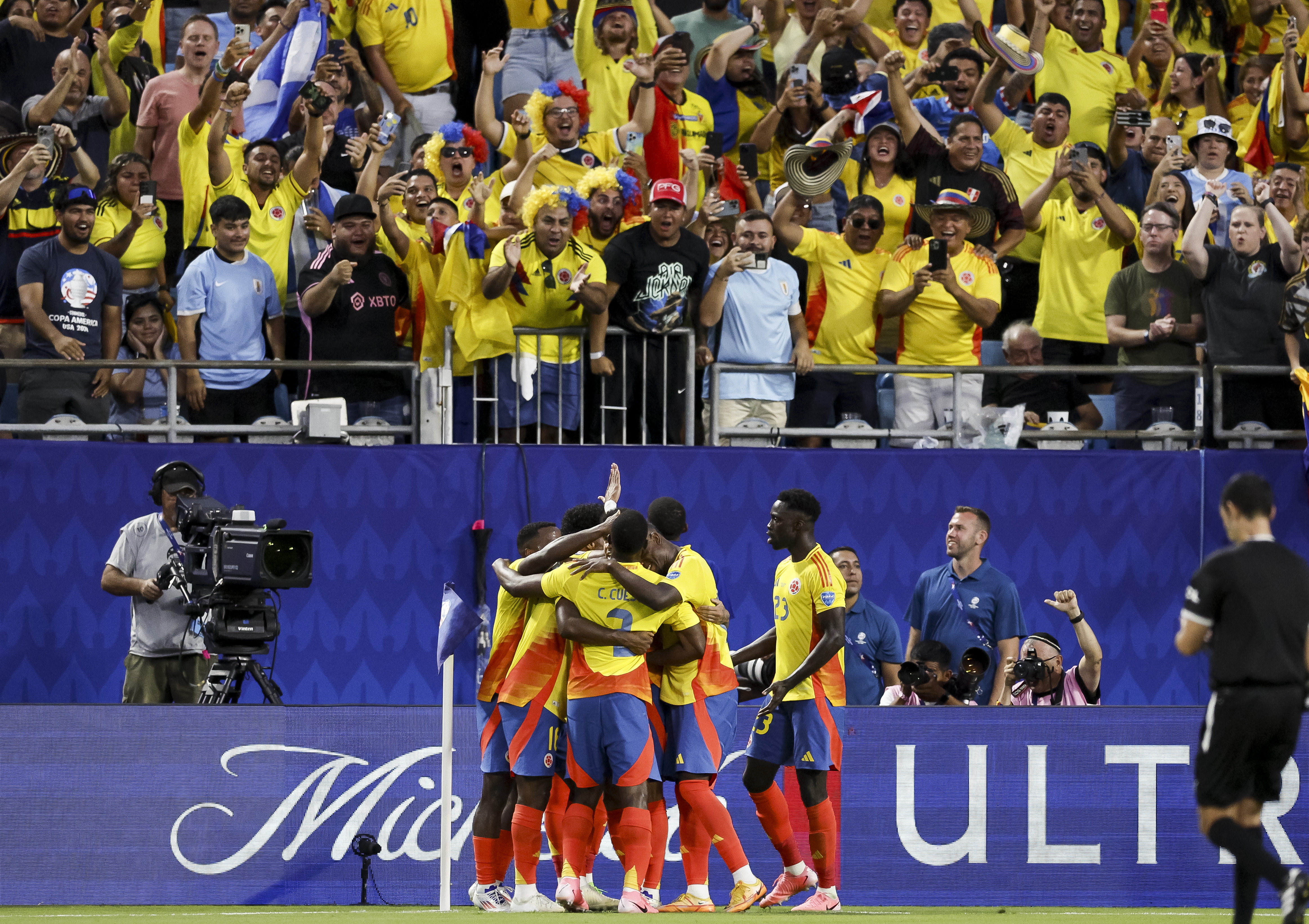 Charlotte (United States), 11/07/2024.- The Colombian team celebrates a goal by Jefferson Lerma during the first half of the CONMEBOL Copa America 2024 semi-finals match between Uruguay and Colombia at Bank of America stadium in Charlotte, North Carolina, USA, 10 July 2024. EFE/EPA/ERIK S. LESSER