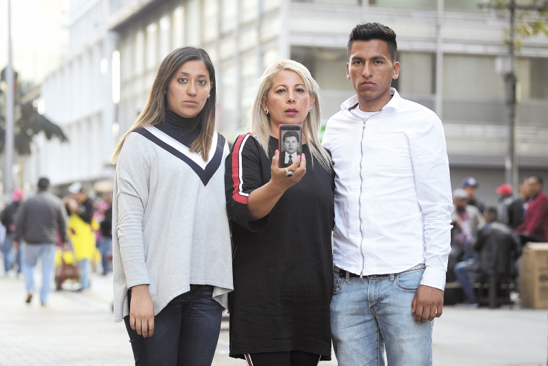 María Celia Rodríguez, esposa del agente Edilbrando Roa, pide que el crimen sea declarado de lesa humanidad. / Gustavo Torrijos - El Espectador