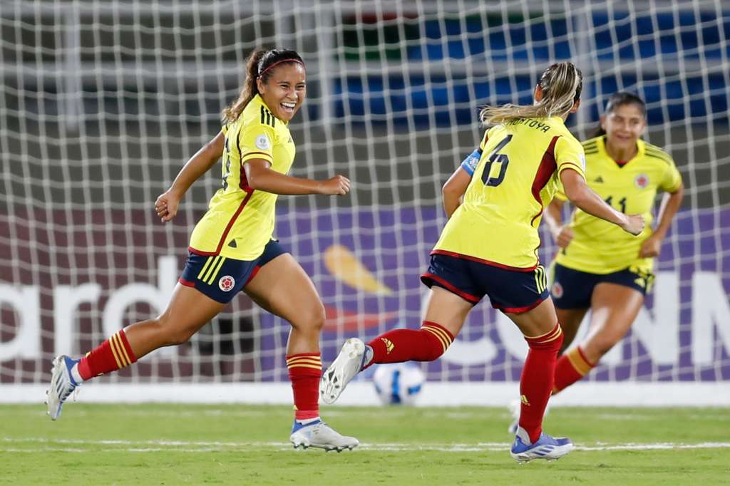 AMDEP3155. CALI (COLOMBIA), 11/07/2022.- Leicy Santos (i) de Colombia celebra un gol contra Bolivia hoy, en un partido del grupo A de la Copa América Femenina en el estadio Pascual Guerrero en Cali (Colombia). EFE/Ernesto Guzmán Jr.