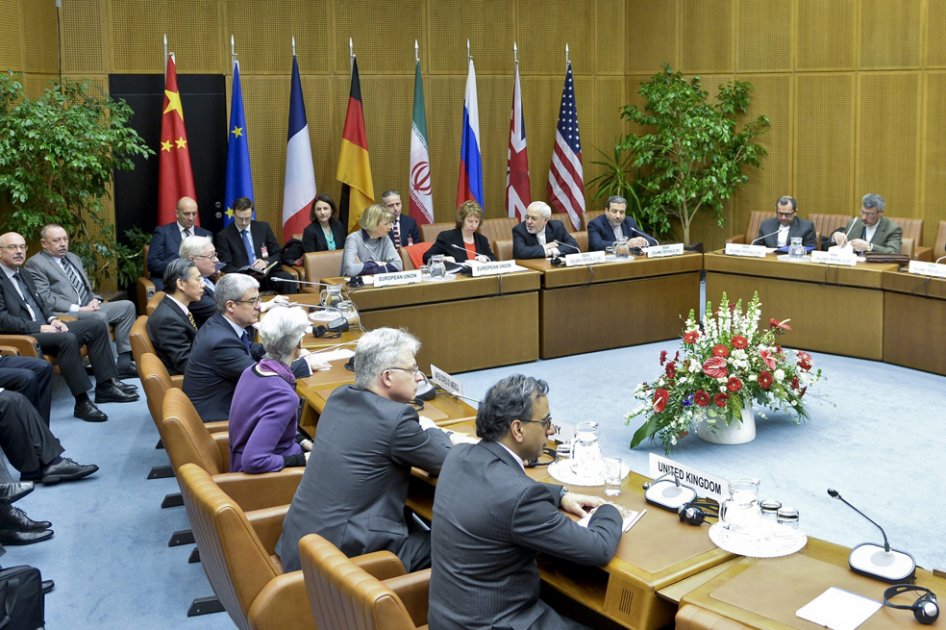 La jefa de la diplomacia europea, Catherine Ashton (c), y el ministro de Exteriores iraní, Mohamad Yavad Zarif (c-d), asisten a una jornada de negociaciones sobre el programa nuclear iraní celebrada en Austria./ EFE
