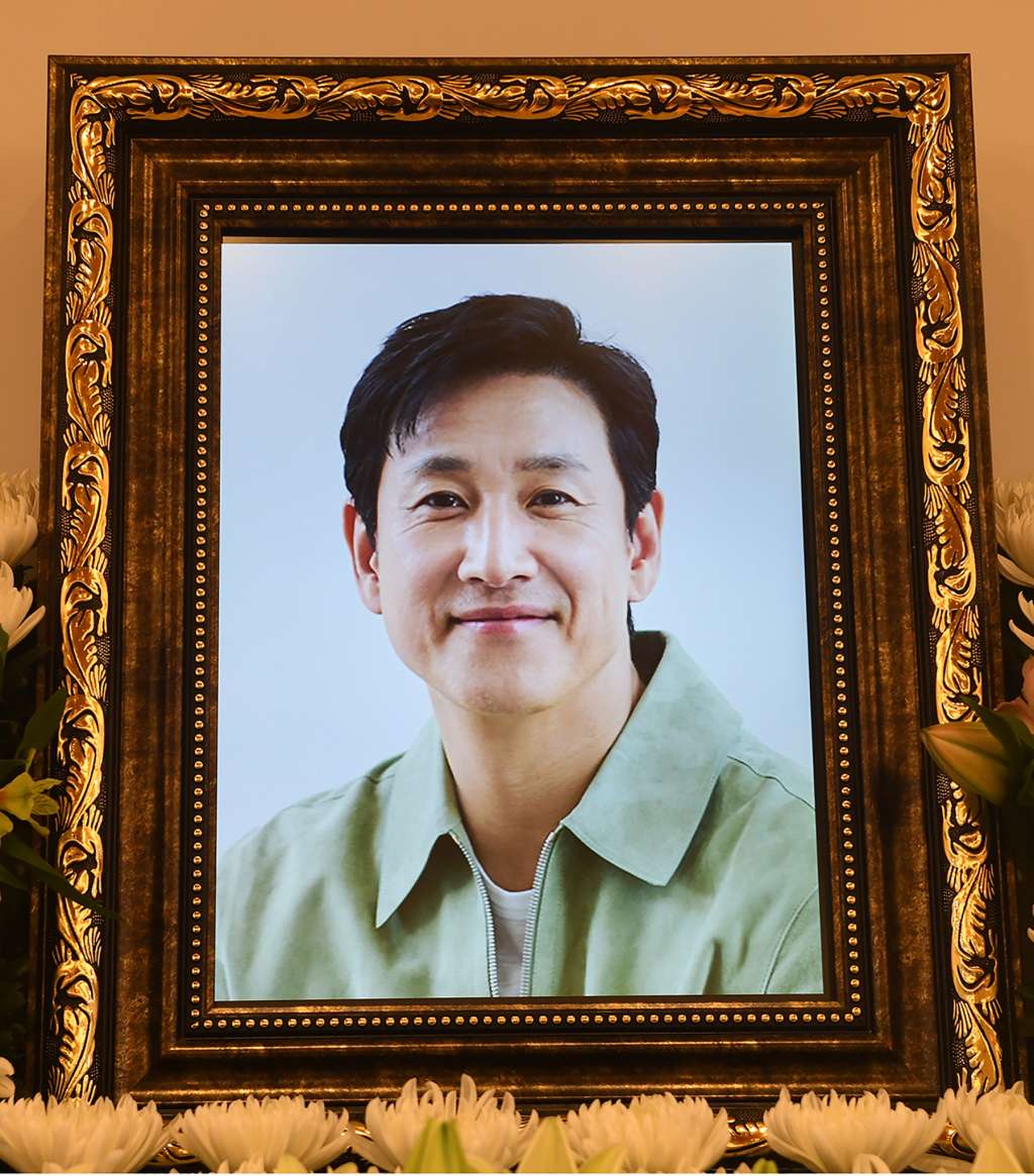 Seoul (Korea, Republic Of), 27/12/2023.- A portrait of South Korean actor Lee Sun-kyun is displayed at an altar set up at a hospital in Seoul, South Korea, 27 December 2023. Lee, a popular South Korean actor best known for his role in the Oscar-winning movie 'Parasite', was found dead earlier in the day in an apparent suicide amid an investigation into suspected drug use. (Corea del Sur, Seúl) EFE/EPA/YONHAP SOUTH KOREA OUT