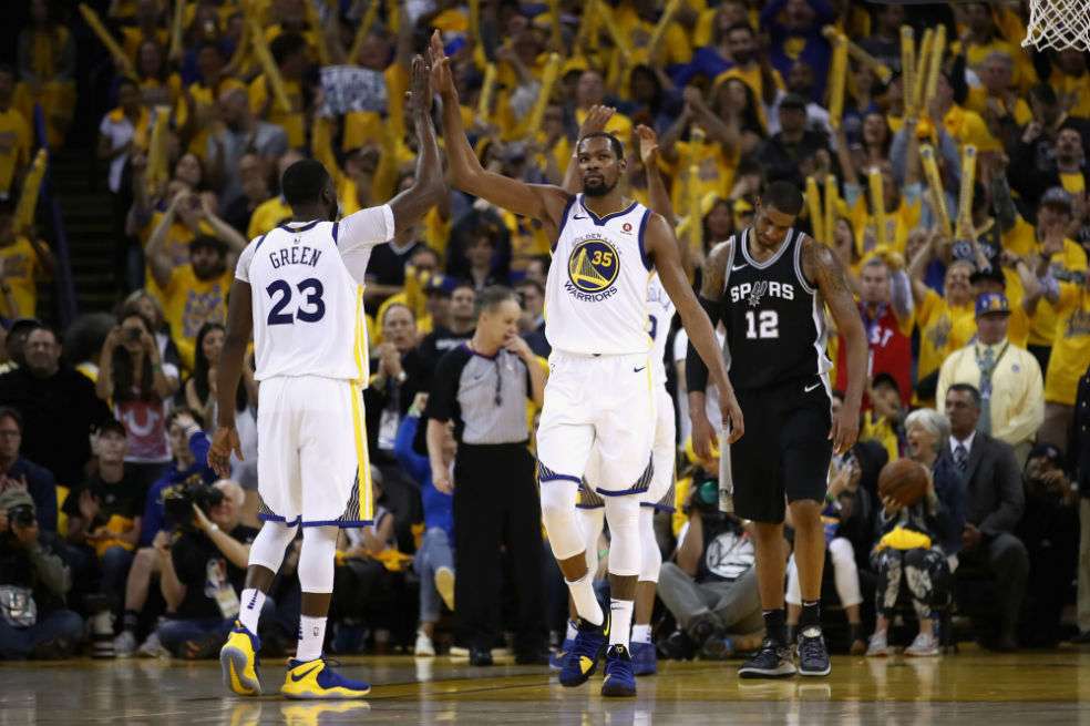 Los Warriors eliminaron en cinco partidos a los Spurs. / AFP