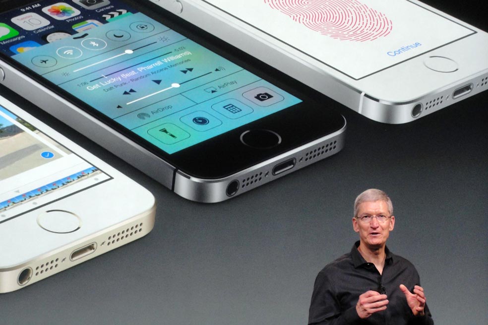 Apple manifestó que el gobierno de EE.UU. “debe levantar la orden de silencio y permitir que las compañías revelen las cifras completas con respecto a las solicitudes de información de la Agencia Nacional de Seguridad de Estados Unidos”. / AFP