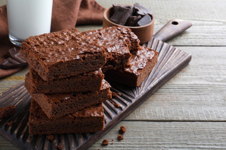 “Brownie pudding”: el postre viral crujiente por fuera y cremoso por dentro