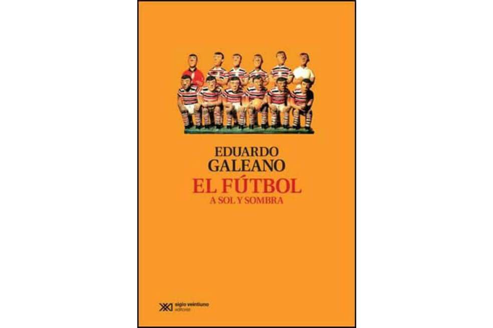 Este libro, publicado en 1995 y escrito por el uruguayo Eduardo Galeano, es uno de los más emblemáticos en la literatura sobre fútbol. / Cortesía