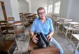 El profesor venezolano que se quedó sin zapatos porque arreglarlos le costaba cuatro veces su salario
