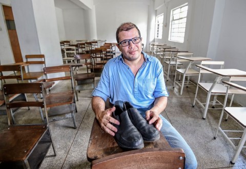 El profesor venezolano que se quedó sin zapatos porque arreglarlos le costaba cuatro veces su salario