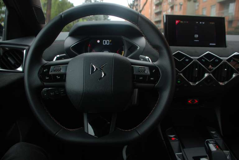 El interior que combina cueros alcántara en gamuza y tela. En el volante con costuras oro-carmín y con un revestimiento de cuero pleine fleur.